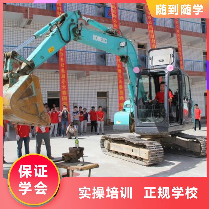学开挖掘机人选虎振技校就业好设备好