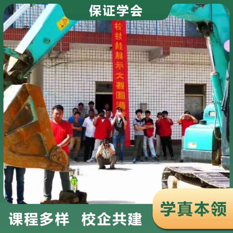 选虎振学钩机挖掘机驾驶能挣大钱就是硬道理