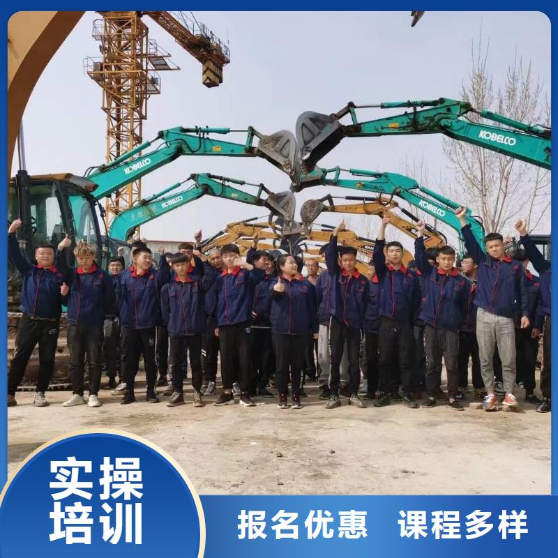 想轻松找月工资过万的工作到虎振技校学挖掘机驾驶