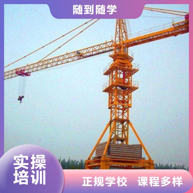 想学钩机驾驶哪个技校好专业学挖挠机挖土机的技校校企合作实战教学