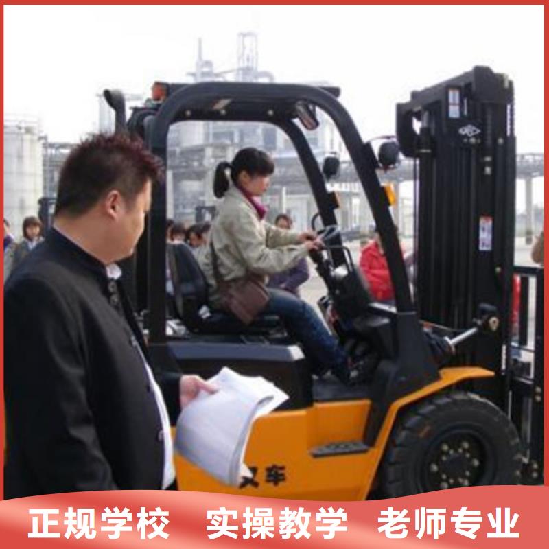 学挖挠机虎振学校好不好挖掘机驾驶学校学费多少