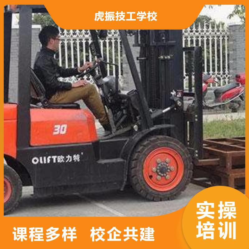 虎振挖掘机专修学校学挖掘机挖沟机费用多少