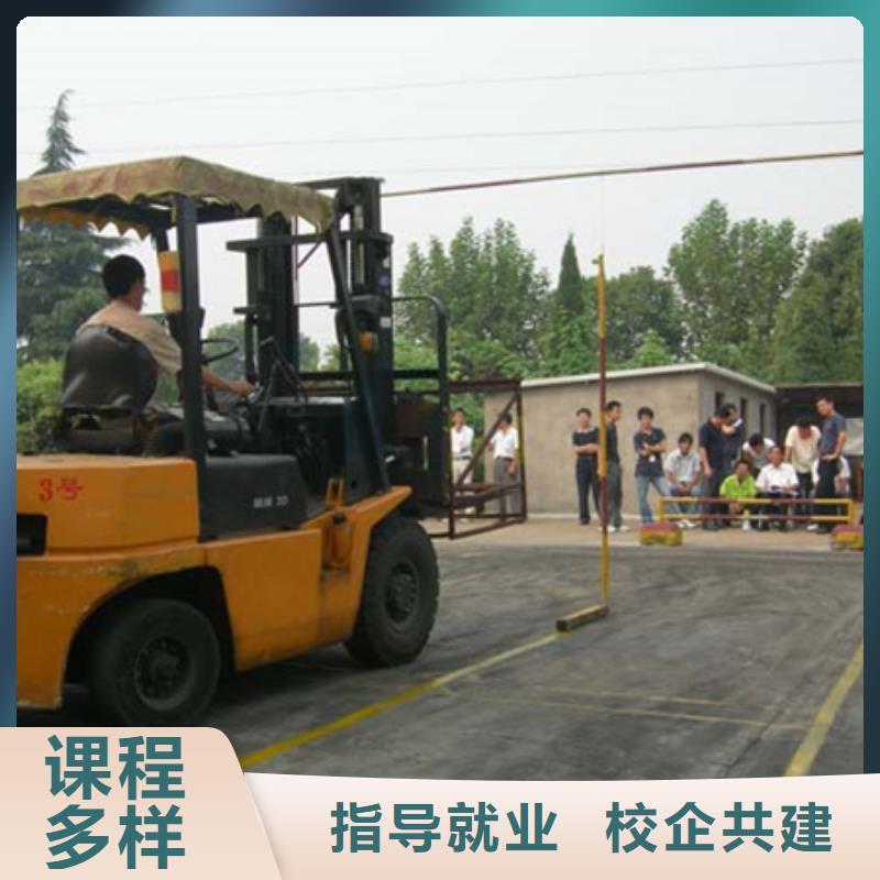 长安装载机培训学校铲车技校场地大车辆多上机时间长