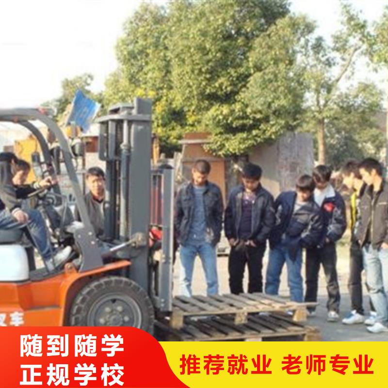 满城附近的叉车铲车培训学校场地大车辆多上机时间长