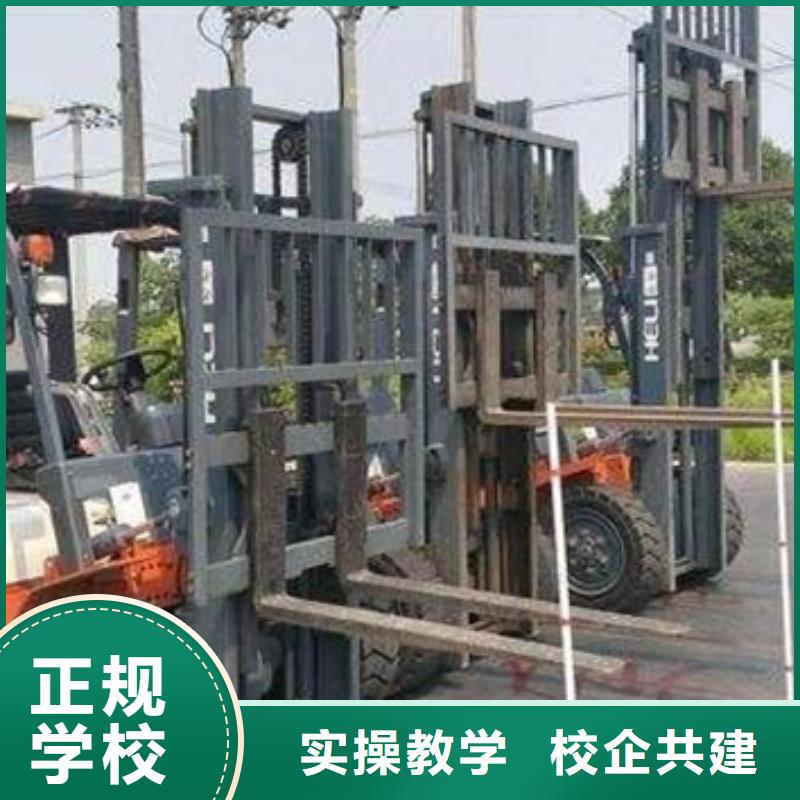 口碑的塔吊叉车培训班学塔吊叉车就到虎振学校