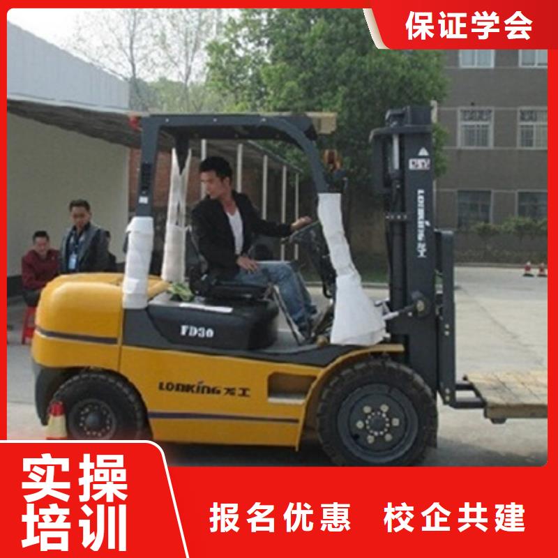 学塔吊叉车学费多少钱来虎振学校靠谱