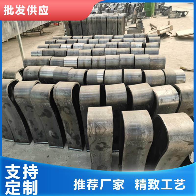 防撞护栏上的钢管栏杆