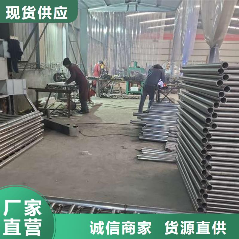 桥上的防撞护栏结实耐用