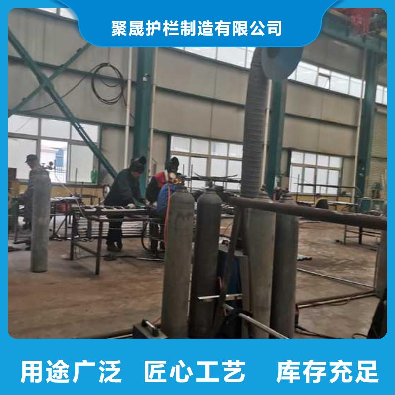 桥两侧的护栏货源充足
