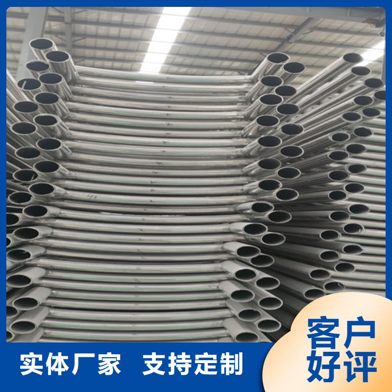 防撞桥梁护栏附近