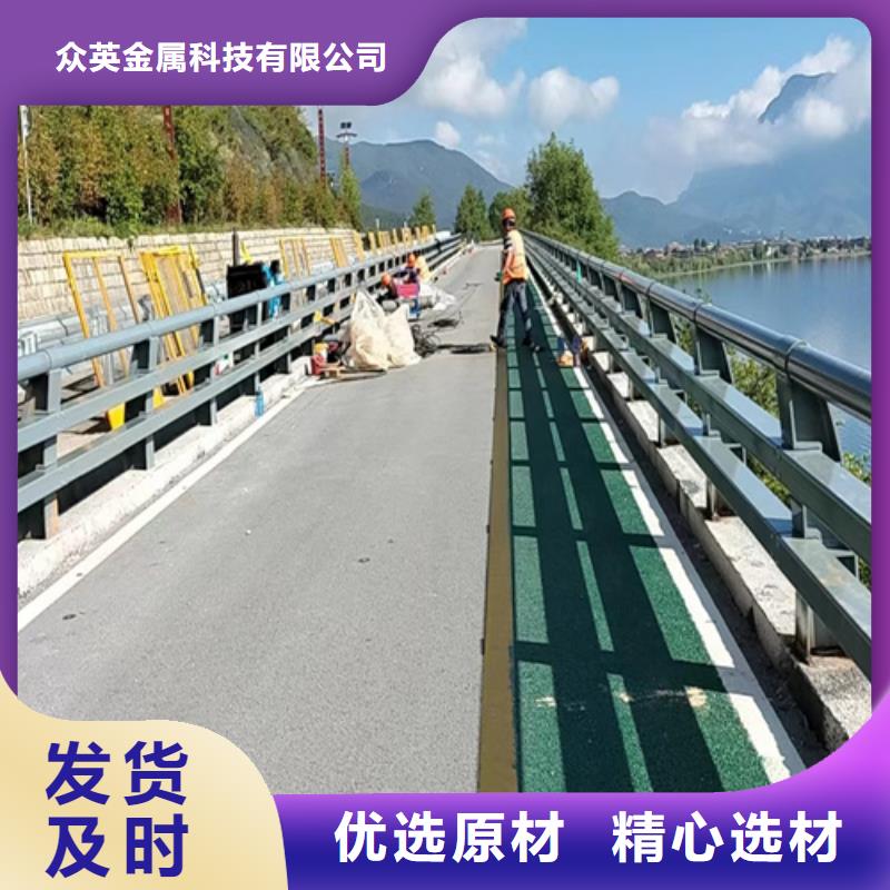 防撞桥梁护栏附近