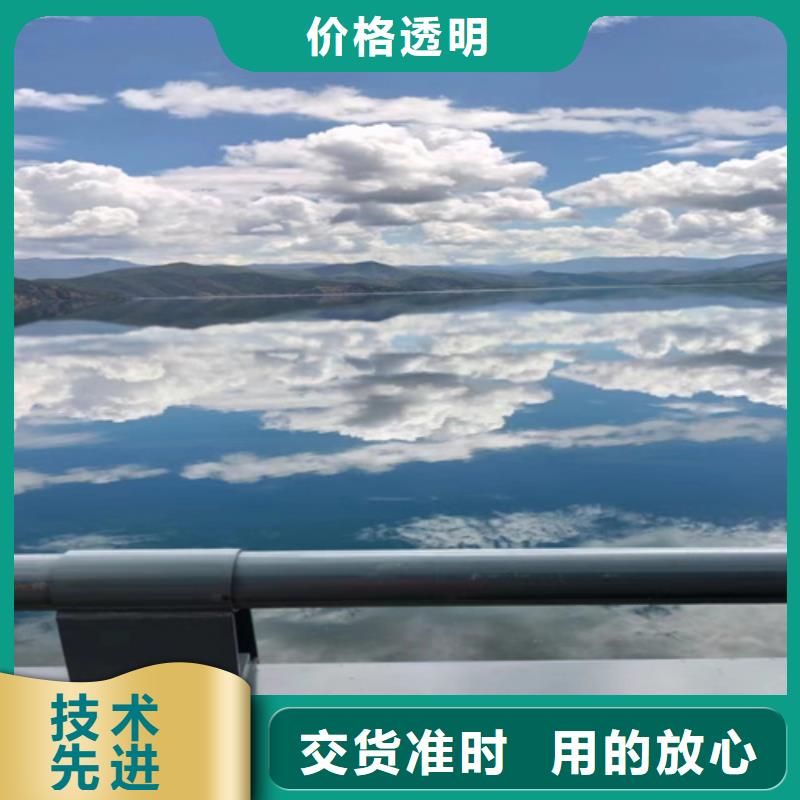 桥梁护栏附近