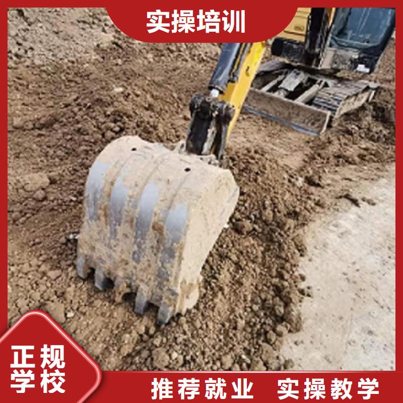 满城挖掘机技校去哪里学有没有年龄限制
