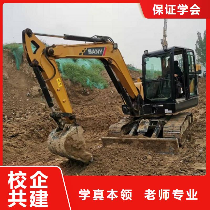 钩机培训学校虎振挖掘机学校实操培训