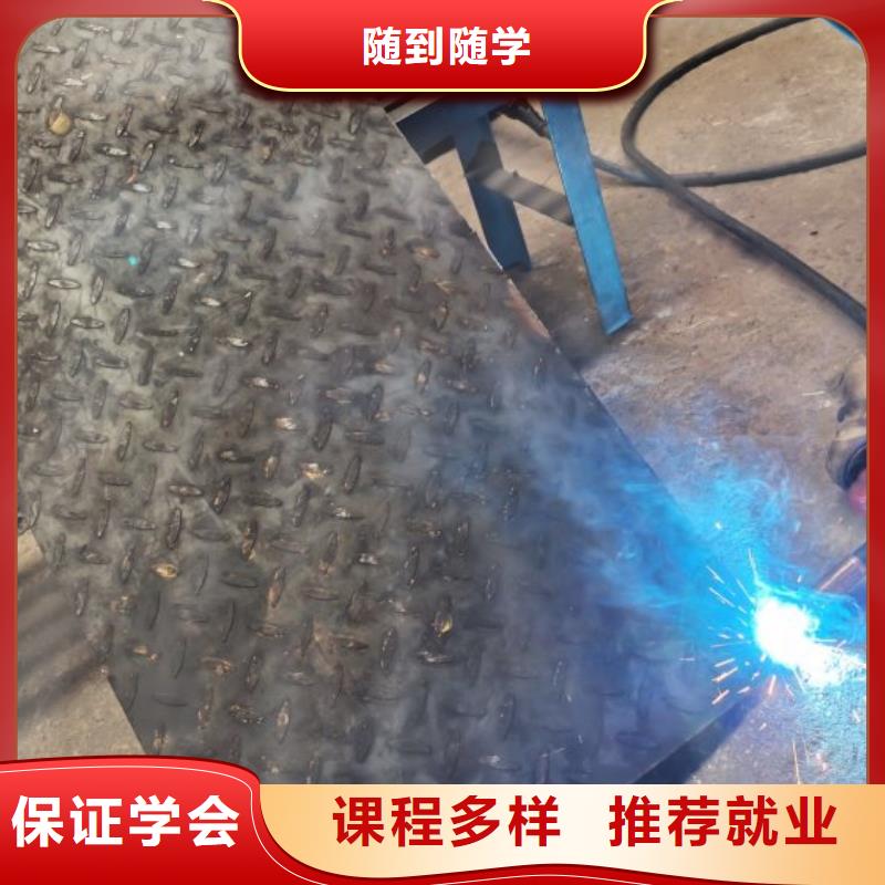 焊工学校挖掘机钩机培训学校哪家好就业不担心