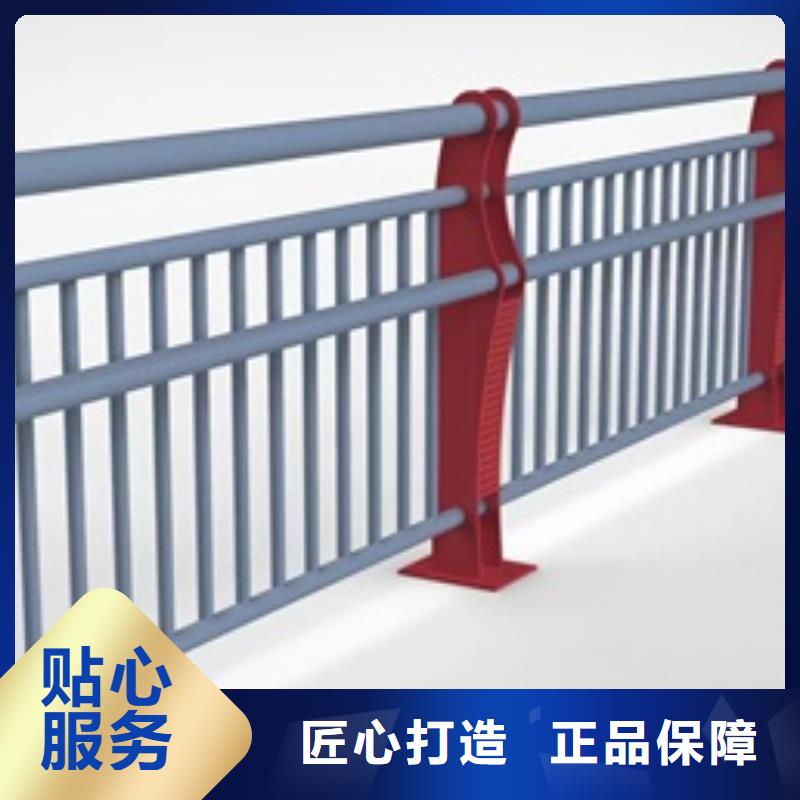 桥梁两边的护栏