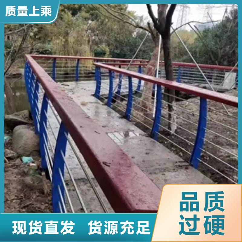桥梁两边的护栏