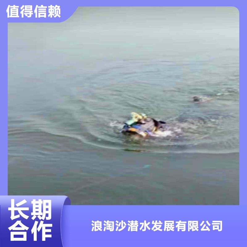 打捞队搜救队伍附近