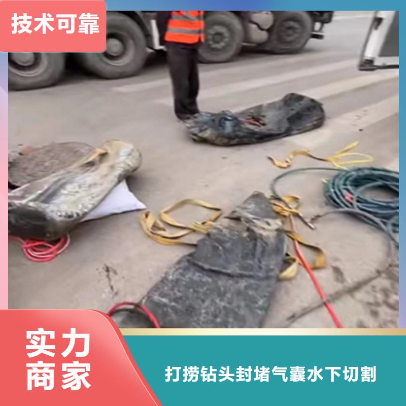 潜水员切割钢筋笼施工团队