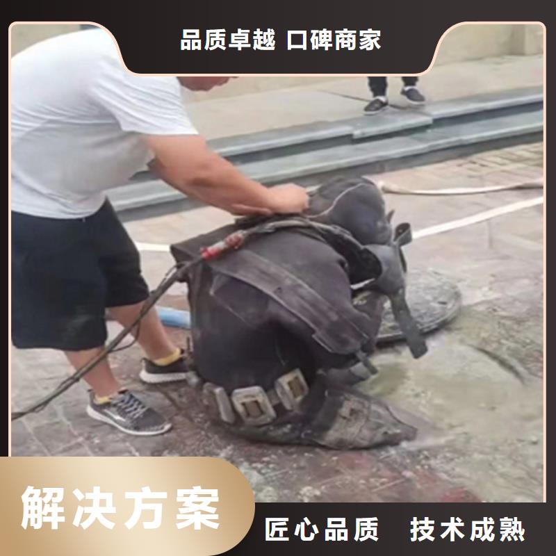 潜水员切割钢筋笼施工团队