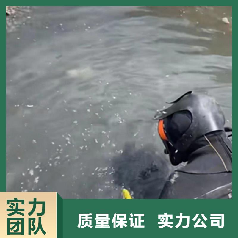 潜水员切割钢筋笼施工团队