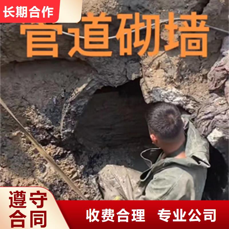 潜水员切割钢筋笼施工团队