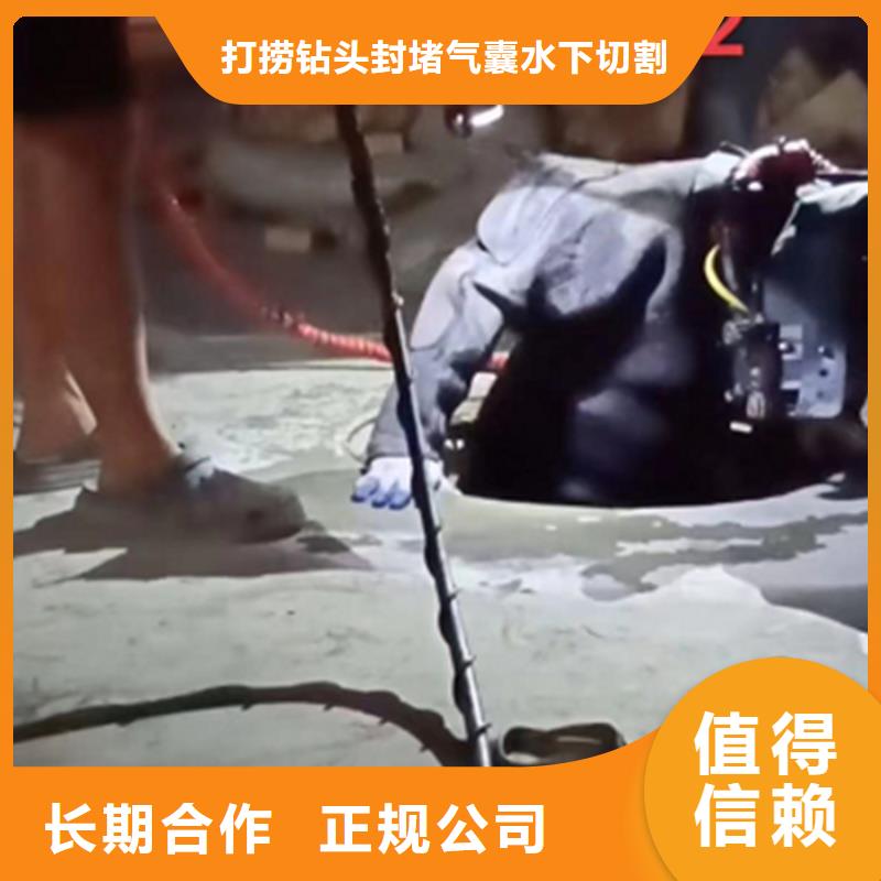 潜水员切割钢筋笼施工